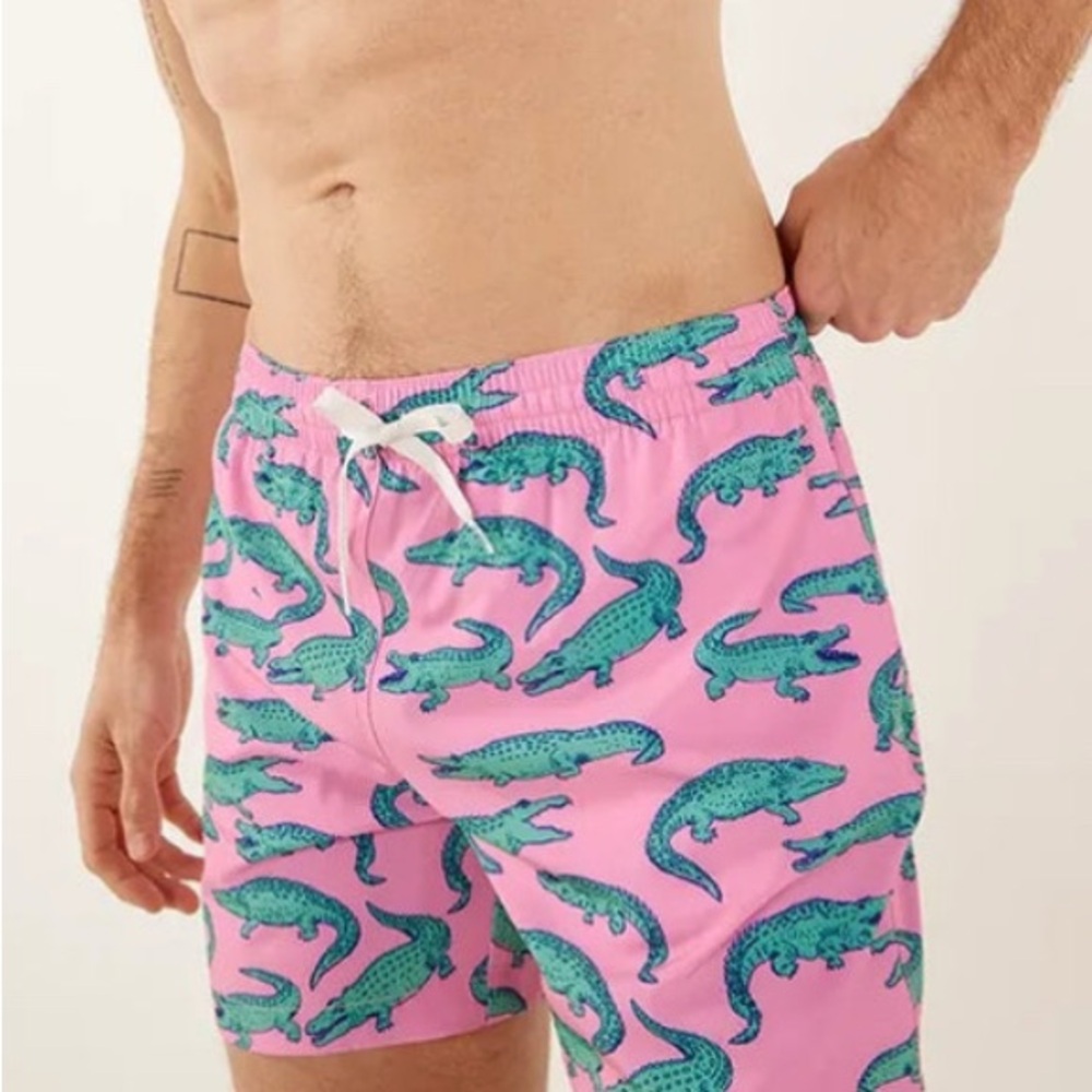 CHUBBIES - Men's 5.5 inch Classic Pink Alligator Swim Shorts